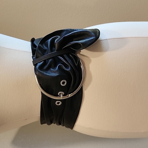 Suzi Roher Leather Stretch Black Belt w/Silver Horseshoe Buckle size Small Plus - Picture 1 of 10